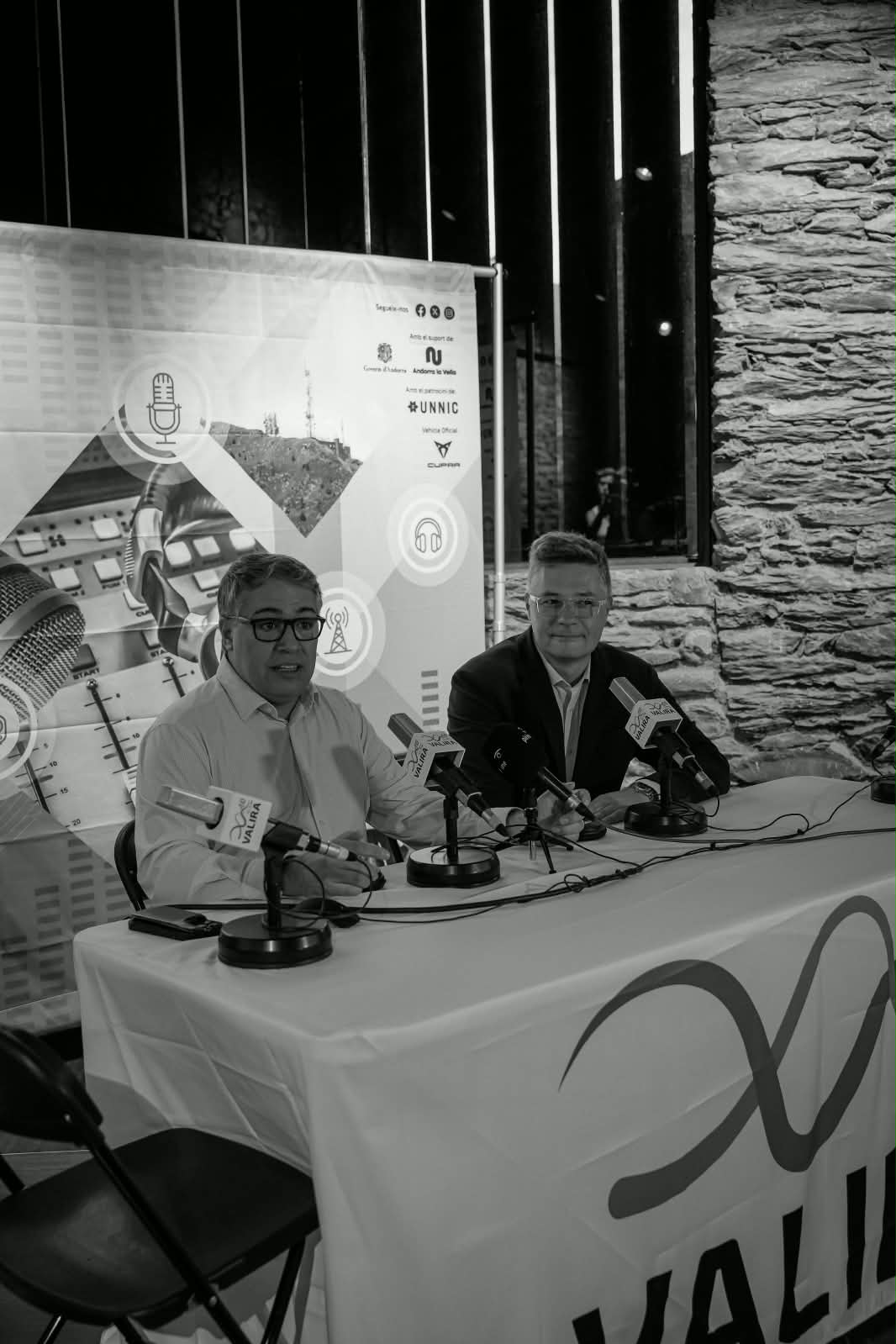 Inauguració de l'exposició dels 40 anys de Ràdio Valira, en blanc i negre