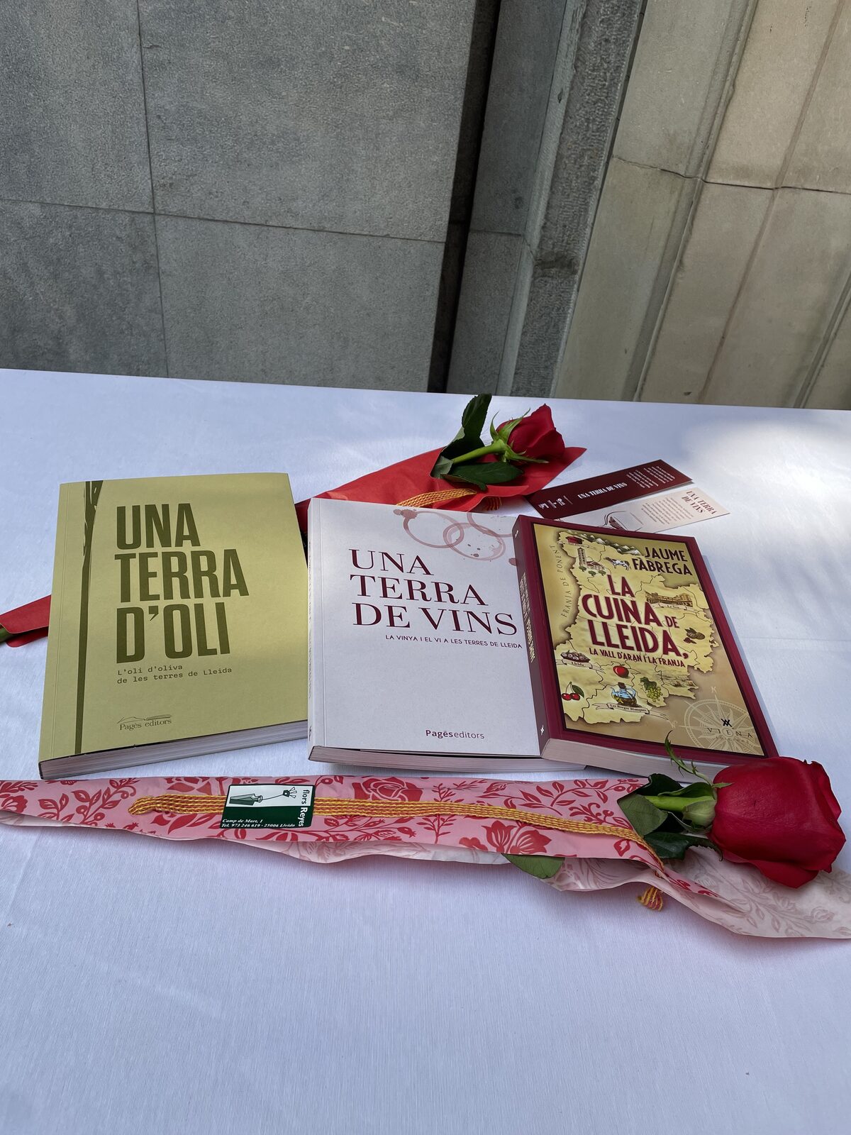 Llibres de Gust de Lleida amb una rosa de Sant Jordi