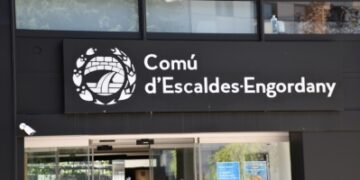 Tallada la carretera de la Plana per perill de despreniment d’un mur