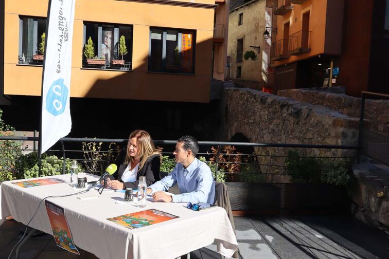 Laura López i Julio Pintado, durant la presentiacó de la Cursa Popular 3 Ponts.
