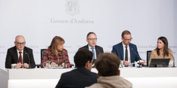 Govern anuncia un xec descompte de 30 euros setmanals per combustible per als vehicles francesos