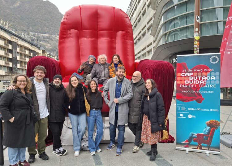 Una butaca gegant convida Andorra a omplir els teatres