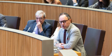 Espot defensa la planificació del Govern en matèria d’immigració i nega que hi hagi “col·lapse” dels serveis públics