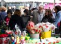 La Fira de Sant Jordi torna a la plaça del Poble amb més parades i una nova distribució