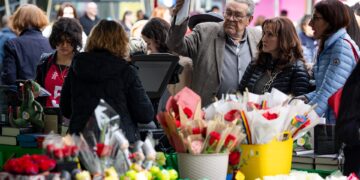 La Fira de Sant Jordi torna a la plaça del Poble amb més parades i una nova distribució