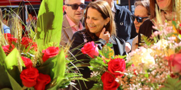 Escaldes celebra un Sant Jordi ple de llibres, roses i jovent