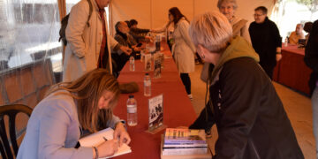 Sant Julià omple la plaça Laurèdia de literatura amb 24 autors firmant per Sant Jordi