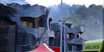 Els bombers extingeixen l’incendi de la Querola